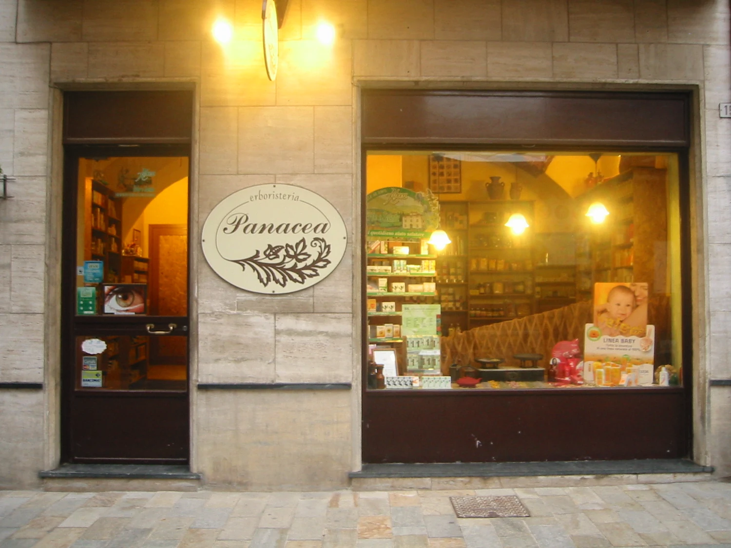 Ingresso, vetrina e insegna di Erboristeria Panacea in Via Marconi.