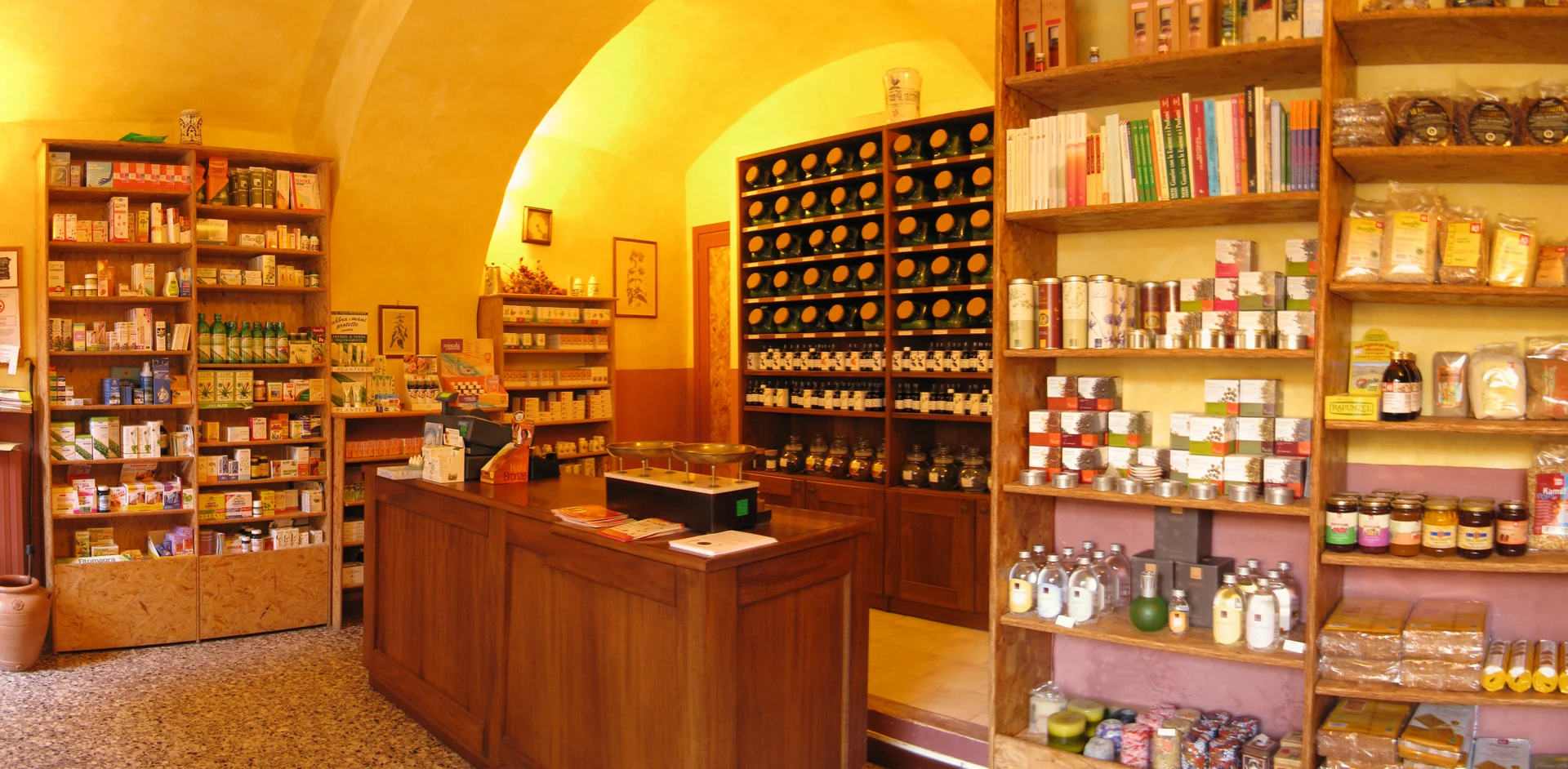 Gli scaffali e il banco all’interno di Erboristeria Panacea.